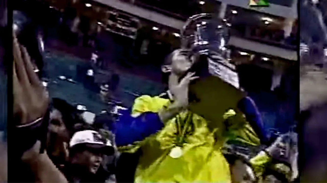 Giovanni Hernández, El mago del microfútbol, alzando el trofeo de la Copa Mundial del 2000.